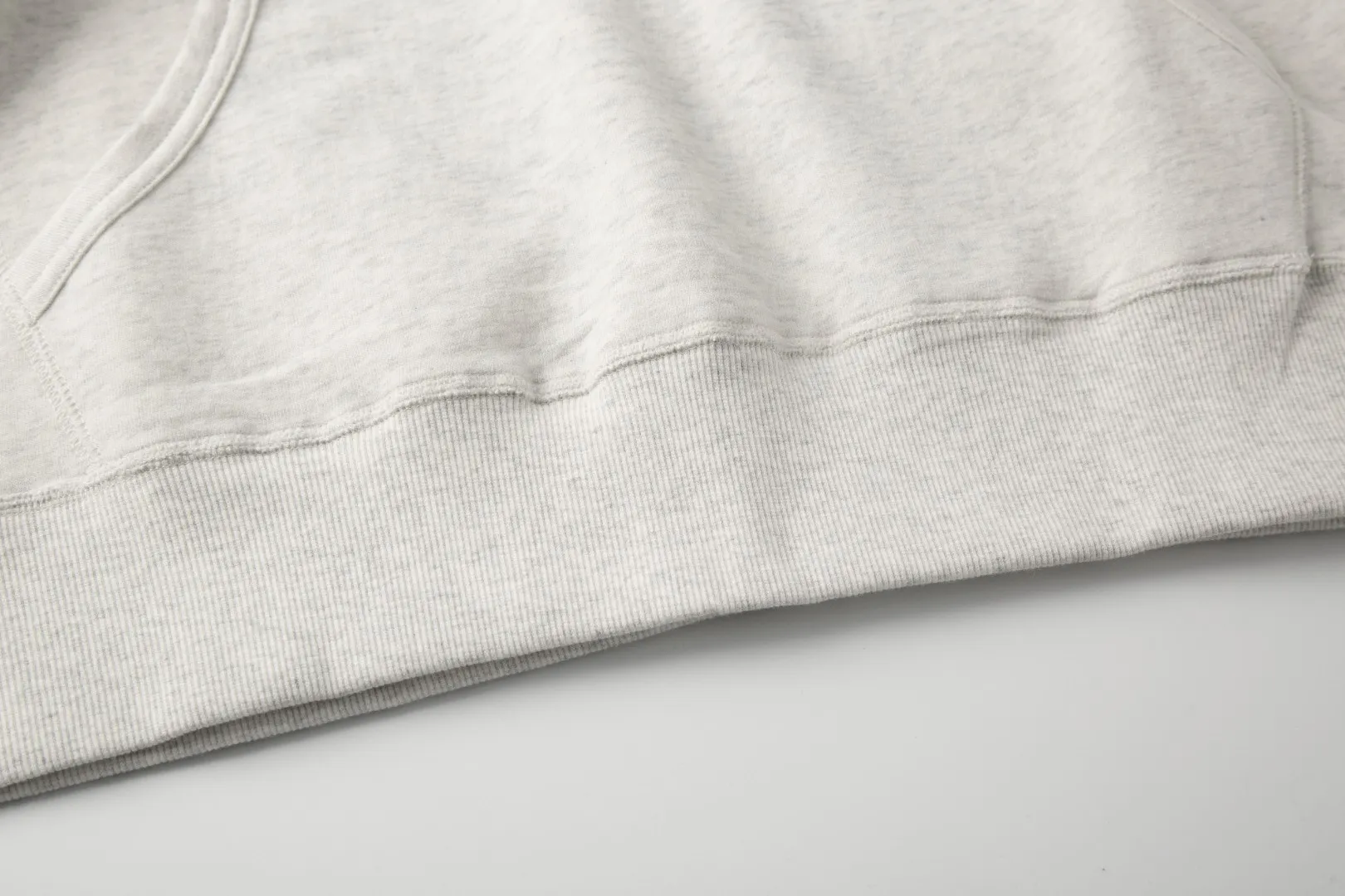 P240 White background picture [Evergreen for all seasons] Style number: 25003# Color: off-white/light pink/light blue/oatmeal gray/light floral gray/dark floral gray/red/brown/black and red label/black and white label/saffron label/hidden white label Size: S to 370g double-sided cotton heavyweight fabric✅ - Original same 7.5CM widened thread processing✅ - Front collar patchwork triangle block, four-needle six-thread topstitch design✅ - RL four-season classic style, loose fit, easy for both men and women to control, simple and clean, versatile, no mistakes, exposed topstitching, patchwork triangle, 1.3cm retro primary color hook drawstring, full of details